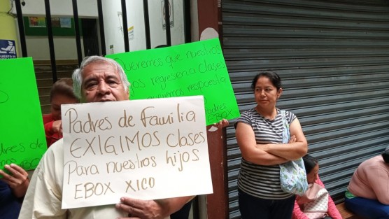 Padres de alumnos de la Escuela de Bachilleres Oficial de Xico se manifestaron en la Dirección General de Bachillerato para exigir que ya inicien las clases, pues sus hijos se ven afectados. 