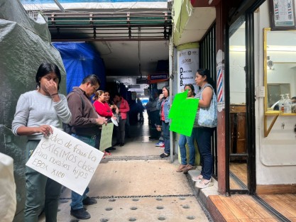 Padres de alumnos de la Escuela de Bachilleres Oficial de Xico se manifestaron en la Dirección General de Bachillerato para exigir que ya inicien las clases, pues sus hijos se ven afectados. 