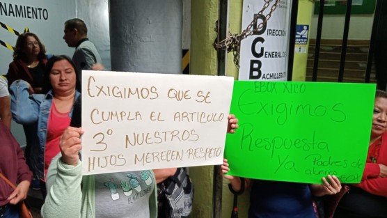 Padres de alumnos de la Escuela de Bachilleres Oficial de Xico se manifestaron en la Dirección General de Bachillerato para exigir que ya inicien las clases, pues sus hijos se ven afectados. 