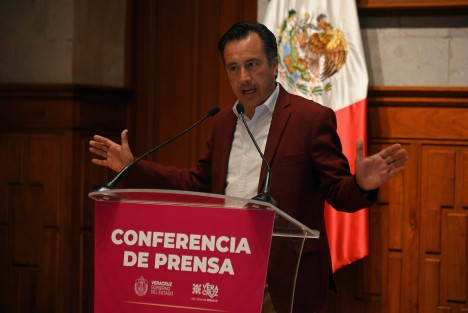 El gobernador Cuitláhuac García Jiménez explicó las bondades de un relleno sanitario, y que actualmente toda la basura de Nanchital, Cosoleacaque, Minatitlán y Coatzacoalcos termina a cielo abierto;  por lo que criticó que unos cuantos se opongan a la creación de un relleno sanitario. Quien no produzca basura, que tire la primera piedra, dijo. 