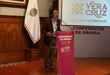 El gobernador Cuitláhuac García Jiménez exhortó a la ciudadanía a producir cada vez menos basura en los hogares, separarla o implementar el uso de materia orgánica en los jardines, pidiendo a las autoridades municipales contemplar la instalación de puestos de recepción en los que analicen qué desechos reciclar, reintegrar o confinar.