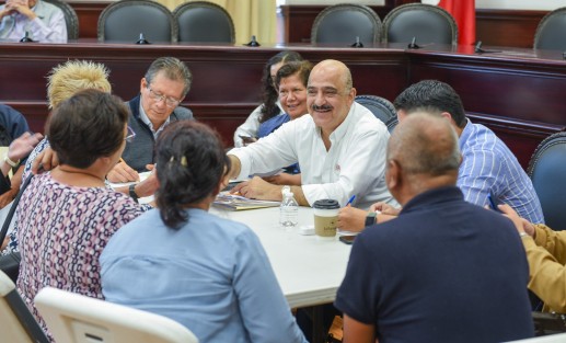 Sabemos que cuatro años no serán suficientes, pero no nos iremos sin romper récord de obra vial e hidráulica, afirmó el presidente municipal Ricardo Ahued Bardahuil en una jornada de audiencias ciudadanas realizada para iniciar la semana.  