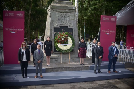 La secretaria de Protección Civil, Guadalupe Osorno Maldonado, montó guardia de honor ante el monumento de Miguel Hidalgo acompañada de sus principales colaboradores.
