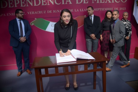 La secretaria de Protección Civil, Guadalupe Osorno Maldonado, montó guardia de honor ante el monumento de Miguel Hidalgo acompañada de sus principales colaboradores.