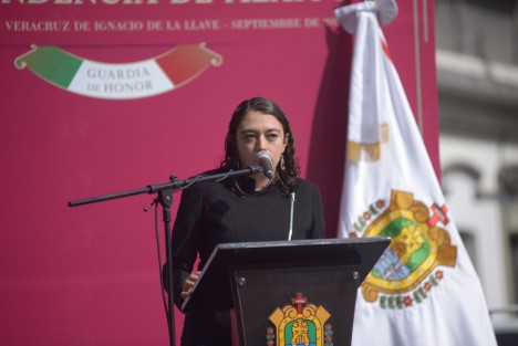 La secretaria de Protección Civil, Guadalupe Osorno Maldonado, montó guardia de honor ante el monumento de Miguel Hidalgo acompañada de sus principales colaboradores.