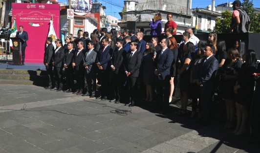 El secretario de Turismo, Iván Martínez Olvera, y colaboradores participaron en la guardia de honor al Padre de la Patria, Miguel Hidalgo, en el parque de Los Berros. 