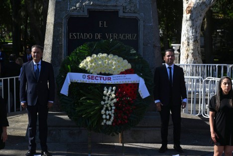 El secretario de Turismo, Iván Martínez Olvera, y colaboradores participaron en la guardia de honor al Padre de la Patria, Miguel Hidalgo, en el parque de Los Berros. 