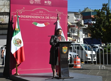 La magistrada presidenta del TSJ, Lisbeth Aurelia Jiménez Aguirre y personal del Poder Judicial del Estado rindieron guardia de honor a Miguel Hidalgo y Costilla en el 213 aniversario del inicio de la Independencia.