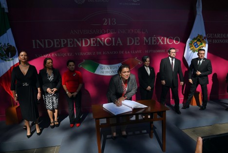 La magistrada presidenta del TSJ, Lisbeth Aurelia Jiménez Aguirre y personal del Poder Judicial del Estado rindieron guardia de honor a Miguel Hidalgo y Costilla en el 213 aniversario del inicio de la Independencia.
