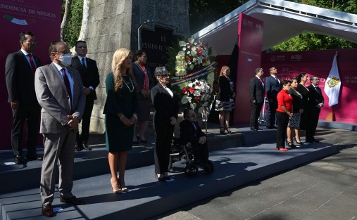 La magistrada presidenta del TSJ, Lisbeth Aurelia Jiménez Aguirre y personal del Poder Judicial del Estado rindieron guardia de honor a Miguel Hidalgo y Costilla en el 213 aniversario del inicio de la Independencia.