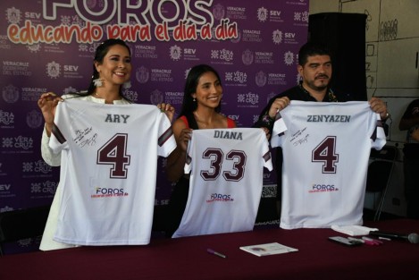 El secretario de Educación, Zenyazen Escobar; la oficial mayor de la SEV, Ariadna Aguilar; y la quarterback estrella de la selección mexicana de Flag Football y embajadora de la NFL, Diana Flores, ofrecieron conferencia de prensa como parte del Foro: Educando para el Día a Día.   