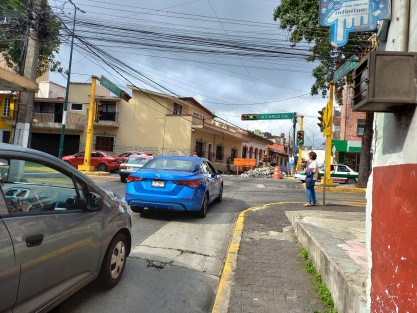 Conforme lo anunciado, inició este martes la rehabilitación de la calle Santos Degollado, entre Murillo Vidal y Xalapeños Ilustres, por lo que estará cerrado a la circulación por algunos días. Vía alterna, doblar por Murillo Vidal hasta Zamora, para incorporarse a Xalapeños Ilustres. 