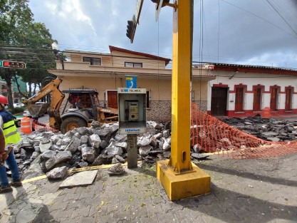 Conforme lo anunciado, inició este martes la rehabilitación de la calle Santos Degollado, entre Murillo Vidal y Xalapeños Ilustres, por lo que estará cerrado a la circulación por algunos días. Vía alterna, doblar por Murillo Vidal hasta Zamora, para incorporarse a Xalapeños Ilustres. 