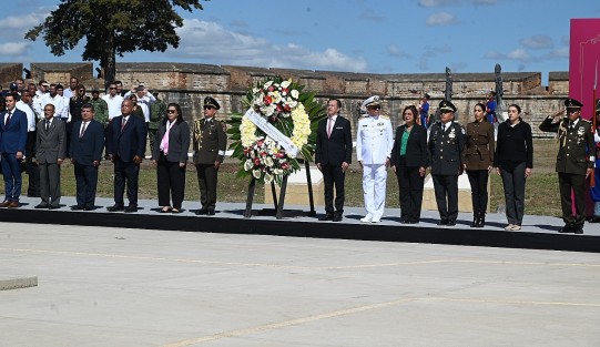 Acompañado por las presidentas de los poderes Legislativo y Judicial, Margarita Corro y Lisbeth Jiménez; secretarios de despacho y mandos de Ejército y Marina, el gobernador Cuitláhuac García encabezó en la Fortaleza de San Carlos, en Perote,  la ceremonia conmemorativa al 176 Aniversario del sacrificio de los Niños Héroes en Chapultepec.