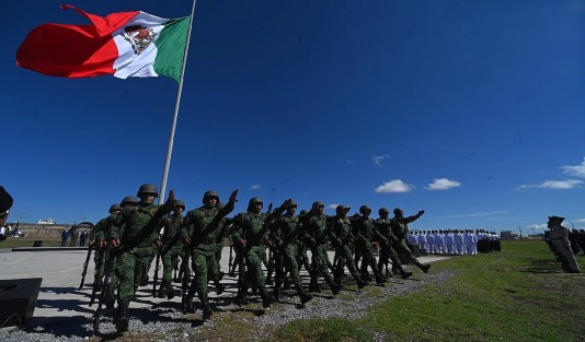 Acompañado por las presidentas de los poderes Legislativo y Judicial, Margarita Corro y Lisbeth Jiménez; secretarios de despacho y mandos de Ejército y Marina, el gobernador Cuitláhuac García encabezó en la Fortaleza de San Carlos, en Perote,  la ceremonia conmemorativa al 176 Aniversario del sacrificio de los Niños Héroes en Chapultepec.