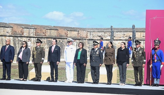 Pueblo y Gobierno de Veracruz conmemoraron la Gesta de los Niños Héroes, a 176 años de la Batalla de Chapultepec, con la Guardia de Honor que encabezó el titular del Poder Ejecutivo, Cuitláhuac García Jiménez, acompañado por mandos militares y navales, así como autoridades civiles, en la Fortaleza de San Carlos.