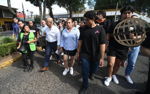 El alcalde de Xalapa, Ricardo Ahued, se comprometió a realizar un paso peatonal, reparar banquetas y quitar el puente peatonal que pocas personas utilizan. 