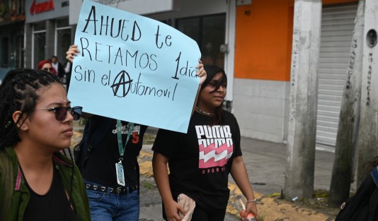 El alcalde de Xalapa, Ricardo Ahued, se comprometió a realizar un paso peatonal, reparar banquetas y quitar el puente peatonal que pocas personas utilizan. 