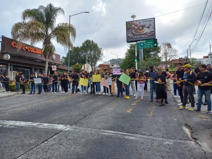Estudiantes de la Facultad de Economía UV, bloquearon varias avenidas aledañas a esa zona, como Ávila Camacho, Avenida Xalapa, 20 de Noviembre, Américas y Manuel C. Tello, demandando justicia por la muerte de la estudiante Kassandra, atropellada el viernes pasado frente a la Facultad.  