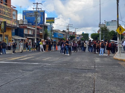 Estudiantes de la Facultad de Economía UV, bloquearon varias avenidas aledañas a esa zona, como Ávila Camacho, Avenida Xalapa, 20 de Noviembre, Américas y Manuel C. Tello, demandando justicia por la muerte de la estudiante Kassandra, atropellada el viernes pasado frente a la Facultad.  