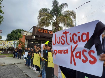 Los jóvenes dijeron que el conductor que atropelló a la joven originaria de Naranjos y estudiante del 3er Semestre de la carrera de Economía, no había sido detenido. Que su compañera, tras ser diagnosticada con muerte cerebral por golpes recibidos en la cabeza, finalmente falleció ayer martes, por lo que decidieron alzar la voz. 