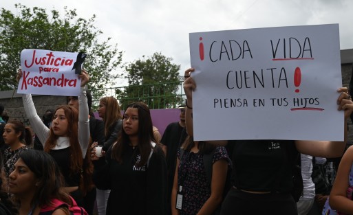 El alcalde de Xalapa, Ricardo Ahued, se comprometió a realizar un paso peatonal, reparar banquetas y quitar el puente peatonal que pocas personas utilizan. 