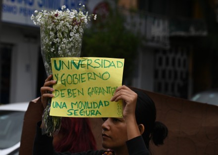 El alcalde de Xalapa, Ricardo Ahued, se comprometió a realizar un paso peatonal, reparar banquetas y quitar el puente peatonal que pocas personas utilizan. 