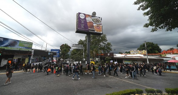 El alcalde de Xalapa, Ricardo Ahued, se comprometió a realizar un paso peatonal, reparar banquetas y quitar el puente peatonal que pocas personas utilizan. 