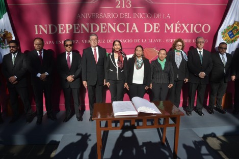 En compañía de su equipo de trabajo, la fiscal general Verónica Hernández Giadáns montó guardia de honor ante el monumento a Miguel Hidalgo y Costilla, en Los Berros.