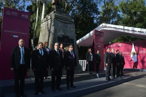 En compañía de su equipo de trabajo, la fiscal general Verónica Hernández Giadáns montó guardia de honor ante el monumento a Miguel Hidalgo y Costilla, en Los Berros.