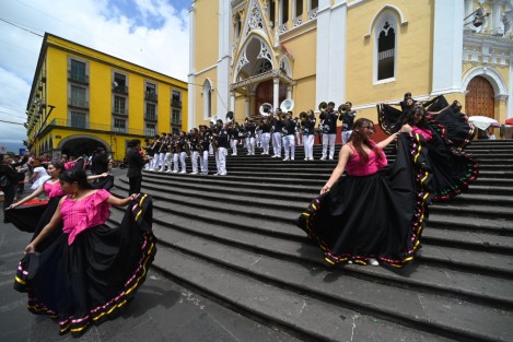La marching Band  Panteras COBAEV, filmaron un video musical para sus redes sociales, en las escalinatas de la catedral de la ciudad de Xalapa.
