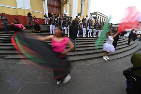 La marching Band  Panteras COBAEV, filmaron un video musical para sus redes sociales, en las escalinatas de la catedral de la ciudad de Xalapa.