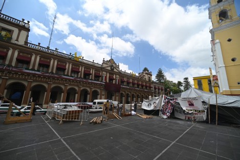 A pesar que fueron invitados por personal de Política Regional de Gobierno del Estado a retirar su campamento, integrantes de FNLS decidieron quedarse sin importar el riesgo que representa para los asistentes y para ellos mismos el uso de pirotecnia en a la ceremonia de El Grito. 