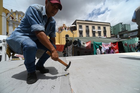 A pesar que fueron invitados por personal de Política Regional de Gobierno del Estado a retirar su campamento, integrantes de FNLS decidieron quedarse sin importar el riesgo que representa para los asistentes y para ellos mismos el uso de pirotecnia en a la ceremonia de El Grito. 