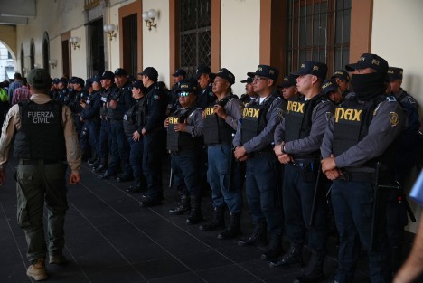 Cientos de elementos de las corporaciones de Seguridad fueron desplegados en el primer cuadro de la ciudad de Xalapa, para la ceremonia de El Grito de Independencia. 