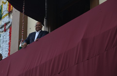 El secretario de Gobierno, Eric Cisneros Burgos, desde el balcón del Palacio de Gobierno supervisó los últimos detalles de logística a seguir para la ceremonia de El Grito. 
