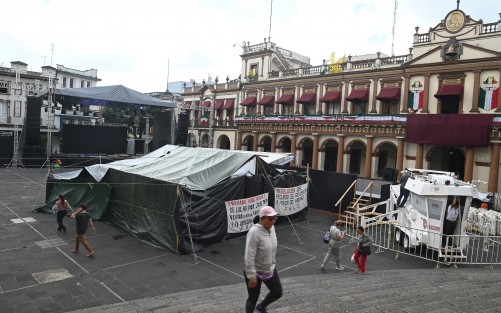 Lo que no pudieron lograr las autoridades, fue convencer a los manifestantes del FNLS de moverse para la ceremonia de esta noche. 