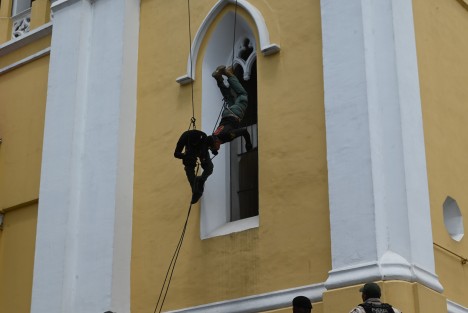 Elementos de Fuerza Civil realizaron prácticas en la Catedral de la capital del estado de Veracruz, para el desfile cívico militar a realizarse este 16 de septiembre en el centro de Xalapa. 
