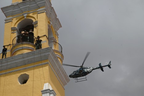 Elementos de Fuerza Civil realizaron prácticas en la Catedral de la capital del estado de Veracruz, para el desfile cívico militar a realizarse este 16 de septiembre en el centro de Xalapa. 