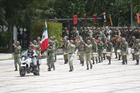 La Comandancia de la 26 Zona Militar con sede en El Lencero hizo el pase de revista y práctica general del personal, así como de unidades que participarán en el desfile conmemorativo para el día de mañana.