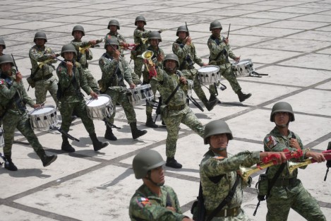 La Comandancia de la 26 Zona Militar con sede en El Lencero hizo el pase de revista y práctica general del personal, así como de unidades que participarán en el desfile conmemorativo para el día de mañana.