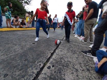 Desde hace 19 años cada 15 de septiembre cientos de xalapeños acuden al barrio de Xallitic, a la carrera de Melones. Aprovechando el cierre de calles, hacen rodar por el puente, melones caracterizados, para encontrar al más veloz de todos. 