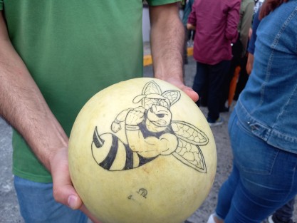 Además hacen lujo de su ingenio disfrazándolo para que ganen,  el reconocimiento al Melón más Guapo. 