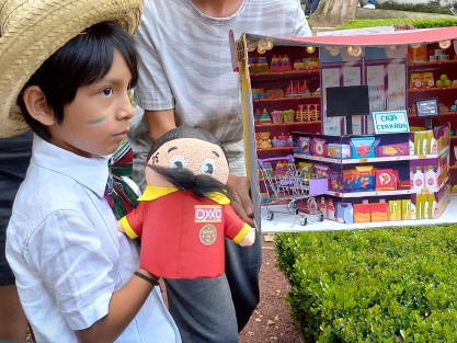 Además hacen lujo de su ingenio disfrazándolo para que ganen,  el reconocimiento al Melón más Guapo. 
