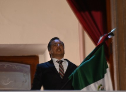 El gobernador Cuitláhuac García Jiménez encabezó la tradicional ceremonia de El Grito de Independencia, frente a miles de personas que se congregaron en la Plaza Lerdo de Xalapa.