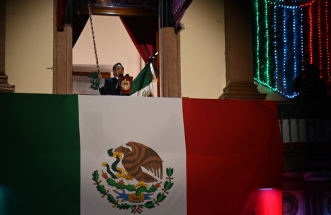 El gobernador Cuitláhuac García Jiménez encabezó la tradicional ceremonia de El Grito de Independencia, frente a miles de personas que se congregaron en la Plaza Lerdo de Xalapa.