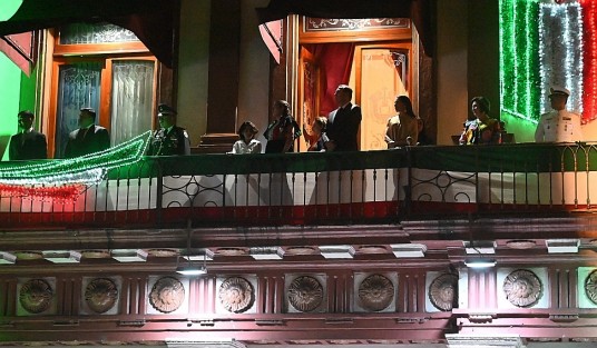 El gobernador Cuitláhuac García Jiménez encabezó la tradicional ceremonia de El Grito de Independencia, frente a miles de personas que se congregaron en la Plaza Lerdo de Xalapa.