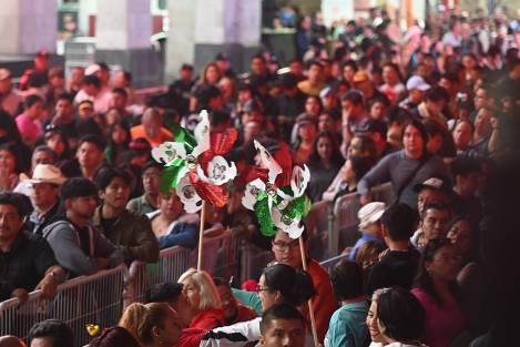 El gobernador Cuitláhuac García Jiménez encabezó la tradicional ceremonia de El Grito de Independencia, frente a miles de personas que se congregaron en la Plaza Lerdo de Xalapa.