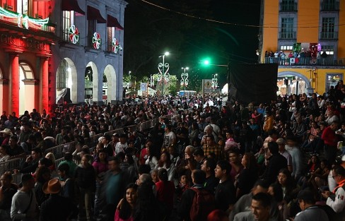 Aunque estaba previsto lluvia, esto no desanimó a la gente que vive en la capital de Veracruz para asistir a los festejos patrios.