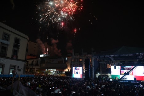 Aunque estaba previsto lluvia, esto no desanimó a la gente que vive en la capital de Veracruz para asistir a los festejos patrios.